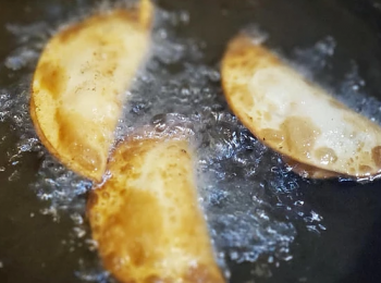 step6: 把墨魚角炸至金黃香脆， 以菠蘿醬伴碟，即成