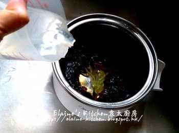 step6: 逐一加入<span class="group_2">豉油汁</span>材料 , 加入600ml水(或水的份量要蓋過<a href="https://bit.ly/3zHU5V3" target="_blank" data-keyword="雞翼" class="guide-link"><strong>雞翼</strong></a> <span style="display:inline-block;vertical-align:middle;margin-top:-3px;color:initial;border-radius:3px;padding:2px 3px;font-size:12px;line-height:14px;background:#87d300;color:#fff;">即買</span> )拌勻