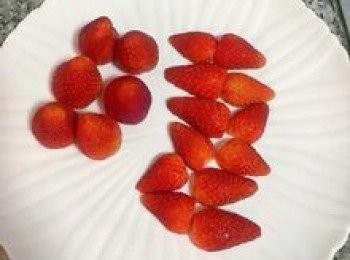 step3: 6顆草莓平切去蒂，其餘去蒂後對切。