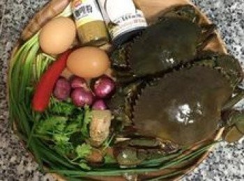 step1: 螃蟹與辛香料都洗凈備用；
活螃蟹的話請先放冷凍15分鐘定型，取出後從螃蟹肚子中心偏上的位置用小刀插入，螃蟹便不會有殺傷力了。