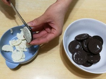 step4: 把 Oreo 的夾心取出不要，將 Oreo 餅壓碎，將餅碎放在棉花糖布丁面，即成。