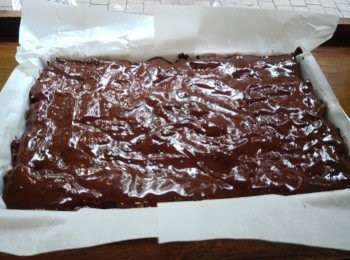 step8: 將朱古力溶液平均加在餅上，放入雪櫃雪大約30分鐘(視乎天氣)，雪硬後就可切件。