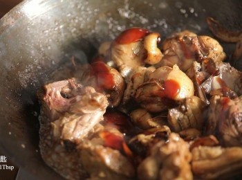 step3: 再來加入醬油、米酒、蠔油。