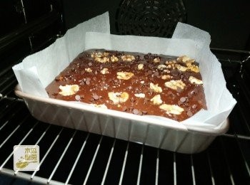 step7: 倒入烤盤中，表面灑上少許海鹽作裝飾，放入已預熱的焗爐，用180度焗18-20分鐘，待涼切件即可