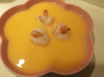 step2: 蛋打發後加雞湯發混，想蛋更滑可過篩一次，然後將蝦放在蛋液中間。