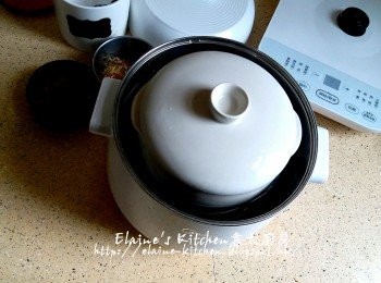 step6: 蓋上燉盅蓋 , 蒸燉寶的煲內加熱水至水位位置 , 放上蒸架 , 放上燉盅