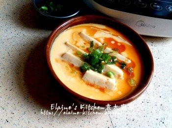 step11: 最後除去保鮮紙淋上少許麻油 , 凍熟油及豉油 , 再灑上蔥粒及蔥絲即可