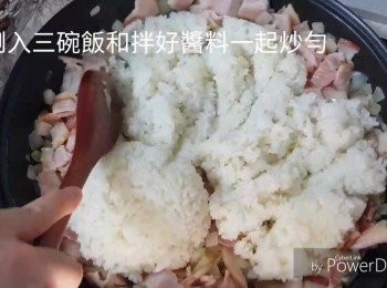 step10: 加入3碗白飯和醬料一起炒勻