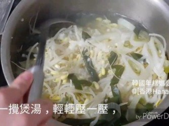 step8: 15至20分鐘後開蓋，輕輕攪一攪煲湯，輕輕壓一壓大豆芽菜，