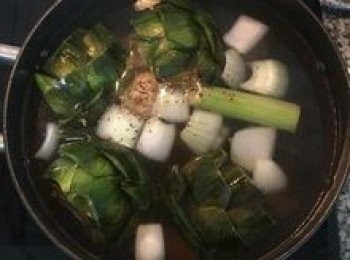 step10: 加入七分滿的水，並用鹽與黑胡椒粗粉調味，大火煮滾後轉中小火續煮。