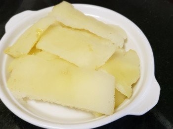 step5: 柚皮，已預先出水 2-3 次去除苦澀味，再壓出水份備用