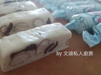 step11: 用米紙包裝再包上糖果紙即成。