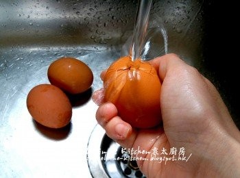 step4: 雞蛋煮至熟透後用水沖一沖洗至涼 , 去殼備用