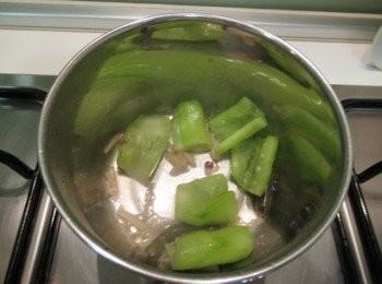 step2: 取小鍋子,放入泡菜辣椒,泡菜薑絲,酒,味霖,八角及花椒粒煮滾出香氣,續放入步驟1拌勻.