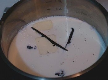 step1: 將鮮奶、奶油與香草豆莢（切開取籽）放入鍋中，加熱至奶油融化備用。
