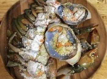 step4: 將螃蟹沖洗乾淨後瀝乾水份，撒上地瓜粉或玉米粉。