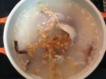 step7: 待粥滾後放入一半的紅蔥酥共煮；