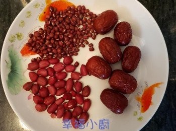 step1: 紅豆洗凈，清水浸泡1小時以上。紅棗花生洗凈備用。