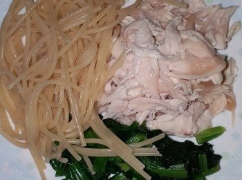 step7: 將菠菜切碎，雞柳撕成條狀備用
