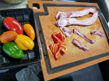 step1: 急凍黑毛豬肋條解凍洗淨後,1條切開4件,雜椒洗淨切角形