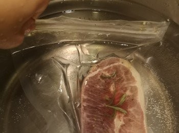 step3: 專用真空袋放入熱水排走空氣，之後封口進行慢煮90分鐘。