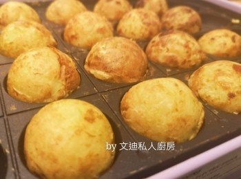 step4: 當你感覺章魚小丸子，輕易挑起時，底轉向面，將面轉去底收口，滾轉表面和煎脆表面，即成。