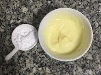 step1: 室溫無鹽奶油打發到顏色變淡，加入糖粉混勻即完成<span class="group_2">甜奶油</span>。