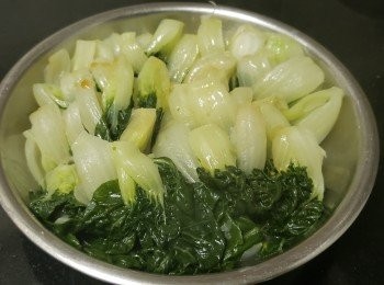 step7: 做法 :

紅衫魚清洗及去除內臟後 , 隔乾水份備用 , 元貝沖洗一次 , 再浸泡至軟身 ( 如有腸放便去除 ) , 浸泡過的水會倒入一同煲湯 , 合掌瓜清洗後切厚件 , 白菜膽清洗後切開一半備用 . 

燒紅油鑊放入紅衫魚及薑片 , 煎至一邊熟透再反轉煎 , ( 不一定要煎至原條冇爛 , 因會放入魚袋 , 最重要是煎熟 ) , 將煎好的紅衫魚連同薑片放入魚袋 , 用約 2.5 公升水放入合掌瓜 , 元貝及煎好的魚 , 大火滾起轉中細火滾 2 小時 , 滾至奶白色後 , 將浮面的油撇走 , 因會另