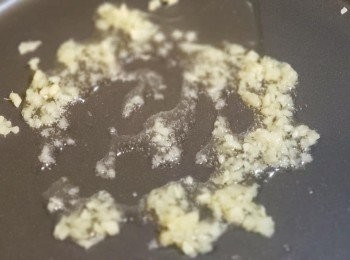 step2: 起油鍋爆香蒜蓉，加入水後煮滾
