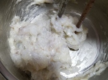 step6: 用筷子將蝦肉向一個方向不停打轉 ,轉至起膠