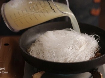 step3: 放入泡好的粉絲與高湯煨煮。