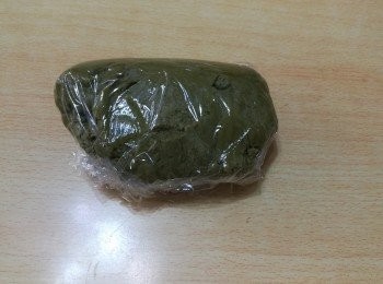 step7: 把打好的粉團用保鮮紙包好，放入冰格雪至硬身。