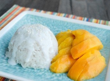 step6: 將糯米飯和芒果放在碟上，再淋上椰漿，灑上白芝麻即成！