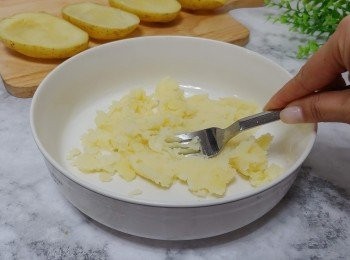 step8: 用叉將薯肉搗成薯蓉