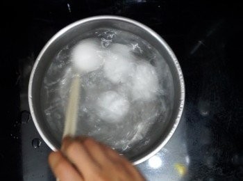 step3: 之後逐隻蛋加入，不斷輕輕攪拌鍋中水
以大火煮6分鐘(攪拌大約2分鐘即可停手)