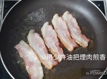 step6: 用少許油把煙肉兩邊煎香，待用。
把多士放入多士爐烘脆，