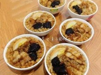 step21: 蒸好放略涼的碗粿就可以淋醬開吃囉～
完全冷卻後的碗粿，請用保鮮膜包起來，入冰箱冷藏，要吃時回蒸10分鐘即可。