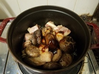 step2: 中細火落油加薑片起镬，先落排骨爆炒，再落冬菇，下燒酒及蠔油，炒混後加水至蓋過冬菇，落冰糖，先炆煮十分鐘。