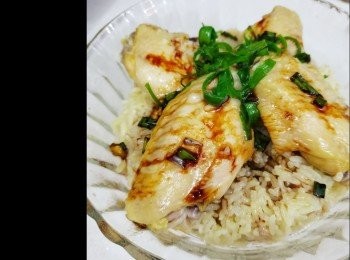 step3:  香蔥豉油做法:
蔥粒加上豉油，再贊上滾油，完成。