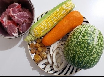 step1: 瑤柱用清水浸軟後，用手撕碎。