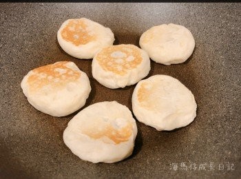 step9: 直接開鑊（不用加油），每面煎3-4分鐘至金黃，關火再焗多5分鐘即可