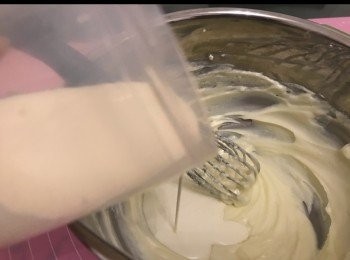 step2: 把淡忌廉加入， 並攪拌至硬性發泡，即打好後見直直的勾勾。