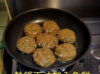 step3: 將魚肉搓成魚餅，熱鑊下油加入魚餅，煎至金黃熟透即成。