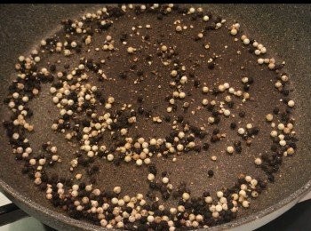 step3: 中大火熱鑊，不用加油，白鑊炒香黑白胡椒粒。