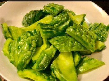 step2: 涼瓜切開兩邊，用匙更摑走籽同囊，洗淨去核切件， 用少許鹽醃5分鐘後，沖水瀝乾水份備用。