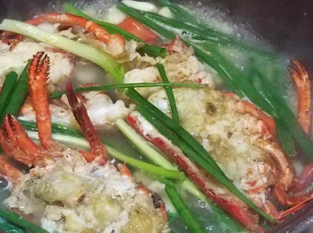 step3: 斬件後的龍蝦加入少許生粉略炸至金黃色， 盛起待用