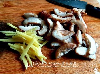 step4: 冬菇切片 , 薑去皮切絲 , 冬菇片放入碗內加少許生抽及糖拌勻靜待10分鐘