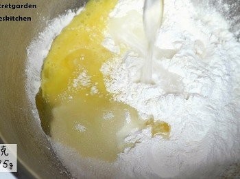 step5: 加入蛋,油跟水