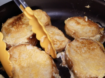 step3: 浸泡24小時後，在平底煎鍋中倒入少量的油及放入奶油。
接著開小火兩面各煎15分鐘。即可盛盤。