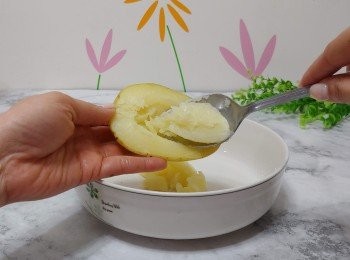 step6: 用匙羹將薯肉挖出